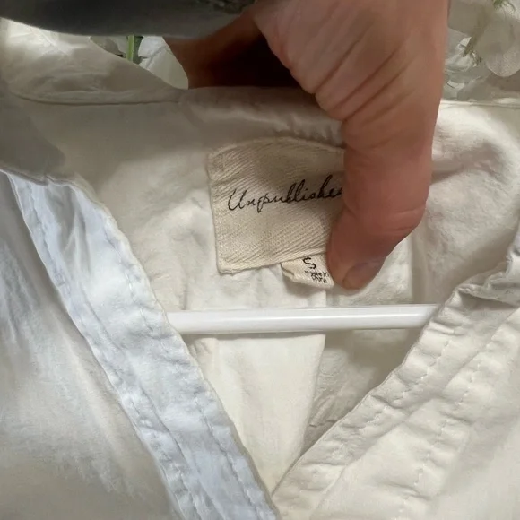 Elegant White Button-Up Women's Top - Picture 4 of 7